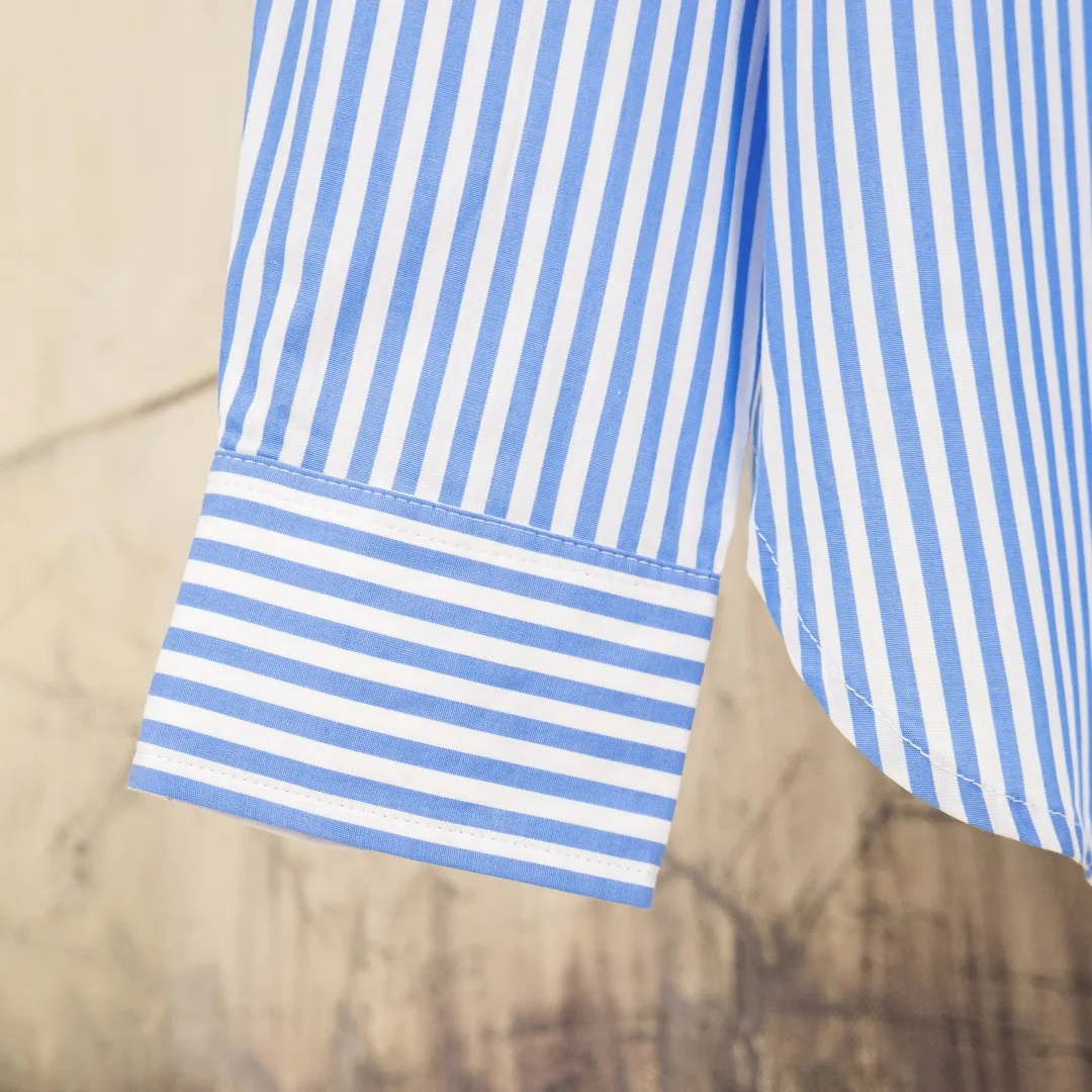 P290 zp version [Exclusive supply] Ralph Lauren/Ralph Lauren 2025SS new old-money style cotton poplin large and small striped long-sleeved casual shirt, 100% restored workmanship, embedded seams and clean edges, curved triangular bifurcation ✅100% cotton poplin, smooth feel, pre-car wash treatment, tighter yarn ✅Custom-dyed original pearlescent white bottom buttons, large and small partitions, vertical eyelets✅Special shaped chiffon foil included in the collar door tube Not easy to deform and pull. ✅ RL three-color large and small vertical striped shirt. Extraordinary isometric. Cleverly matched stripes. Multiple wear to inspire self-expression. Relaxed layering to play with the look of the four seasons. Color: red, blue, green. Size: S M L XL. Number: WW10963.